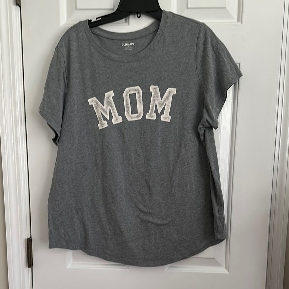 Old Navy Gray 'MOM' T-Shirt
